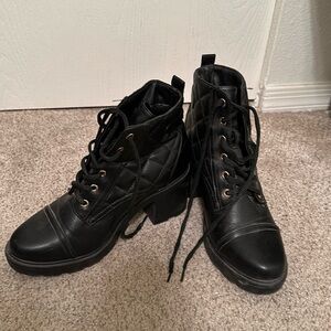 Black sz7.5 ShoeDazzle booties